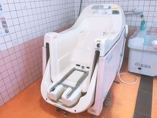 入浴用機器のある浴室  