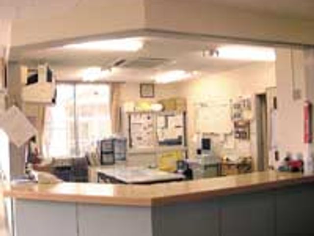明るい受付カウンター フロント 自然光が差し込む明るいスペースで、カウンター越しに来客をお迎えできる環境です。