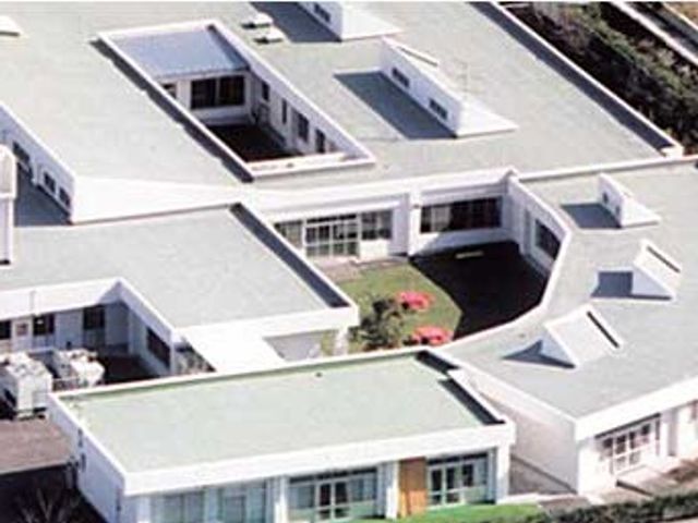 広々とした建物の外観 外観 広々とした建物が広がる環境です。自然光が降り注ぐ設計が魅力的です。