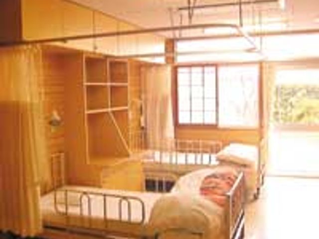 窓際の明るい居室 居室 自然光が差し込む広々とした部屋です。落ち着いた雰囲気で、快適に過ごせます。