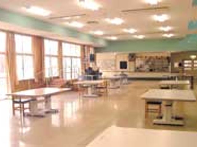 自然光の広々空間ダイニング ダイニングルーム 自然光がたっぷり入る開放的な空間で、快適に過ごすことができます。