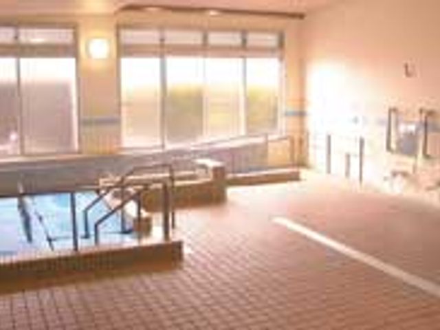 広がる窓のある浴室 浴室 大きな窓から自然光が注ぎ込み、明るく開放的な空間です。ゆったりとした浴槽でリラックスできます。