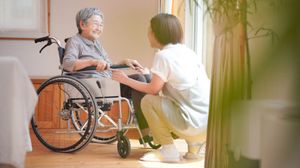 笑顔で会話する二人のリビング