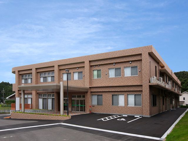 明るい雰囲気の外観 外観 広々とした敷地に建つ、清潔感のある建物です。安心のバリアフリー設計で、皆様をお迎えします。