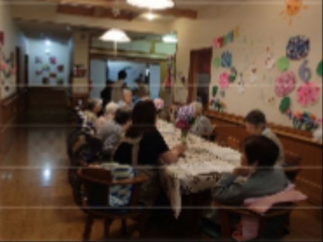 活動する人々の食堂