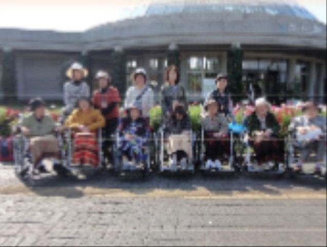 中庭でくつろぐ人々