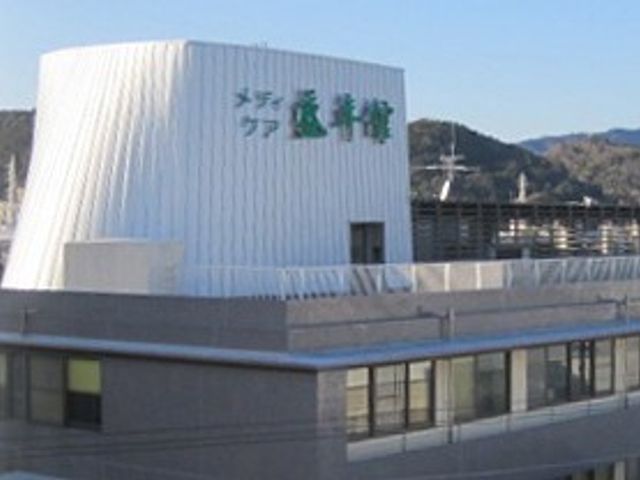 建物外観 外観 高台に位置する建物は、周囲の自然を一望できる設計になっています。
