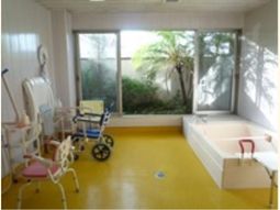 機能訓練用具とベッドの部屋