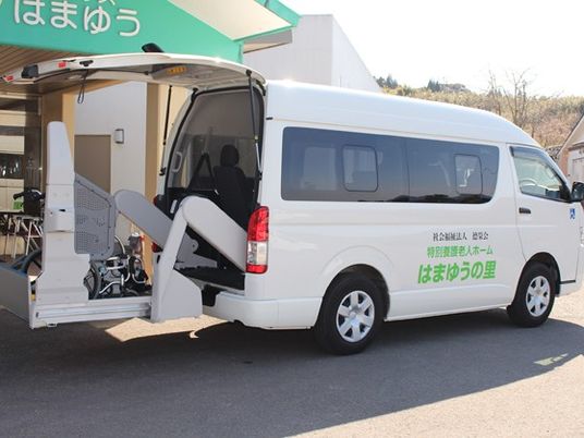 送迎車とスロープ外観  