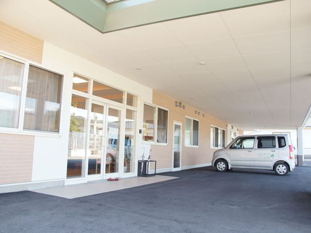 広い玄関エントランス エントランス 開放感のあるエントランスです。車椅子や車での移動もスムーズに行えます。