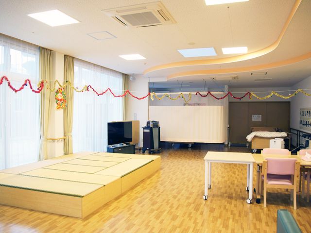 広々とした共有スペース 多目的室 広々とした空間で、自然光が多く入ります。リラックスしながら活動できる快適な場所です。