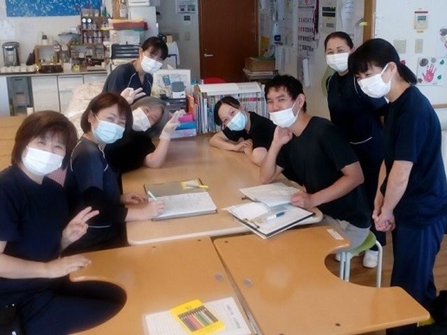 笑顔のスタッフがいるラウンジ ラウンジ 和やかな雰囲気の中、スタッフが打ち合わせをしています。広々とした空間で働きやすい環境です。