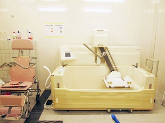 バリアフリー配慮の浴室 浴室   介助用の設備が整った広々とした空間で、安全に入浴をサポートします。