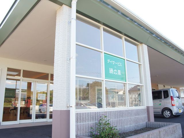 広いエントランス エントランス 明るい光が差し込むエントランスは、開放感を提供します。車椅子での移動も便利です。