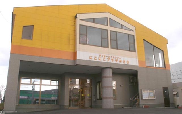 黄色い外観の建物