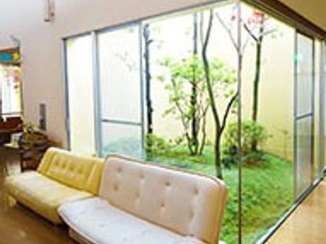 緑が見えるラウンジ ラウンジ ゆったりとしたソファが置かれた空間です。自然光が差し込む開放的な雰囲気を楽しめます。