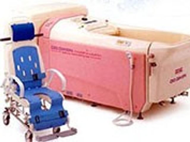 特別な入浴設備の浴室 浴室 特殊な浴槽で、身体が不自由な方でも安全に入浴が可能です。リラックスしたバスタイムを提供します。