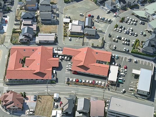 介護施設の外観と駐車場  