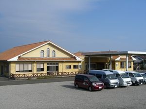 広い駐車場の外観