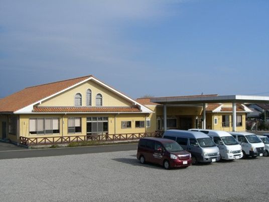 広い駐車場の外観