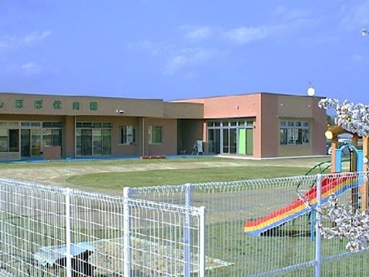 園庭と園舎の外観  