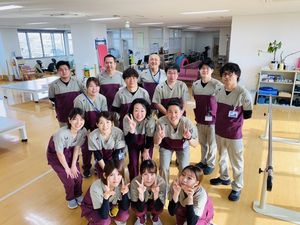 明るいラウンジで集合するスタッフ  