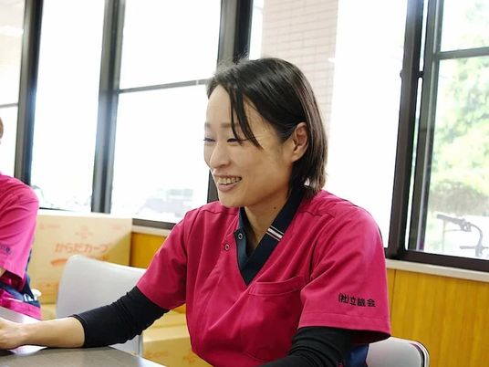 笑顔の職員がいる食堂  