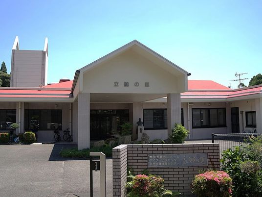 施設外観の正面入口  