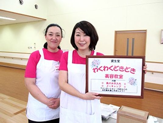 スタッフが並ぶ食堂  