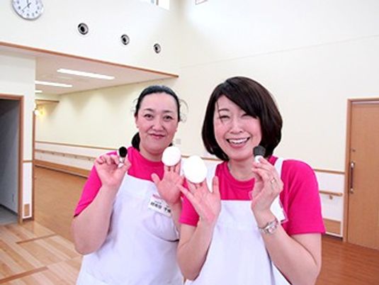 スタッフが並ぶ廊下  