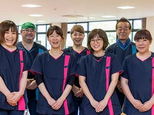 笑顔のスタッフが並ぶリビング  