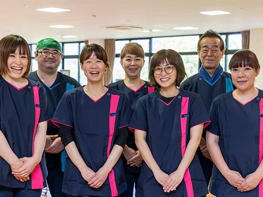 笑顔のスタッフが並ぶリビング  