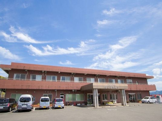 赤茶色の建物と青空