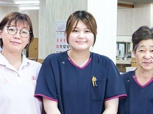 スタッフが並ぶ室内  