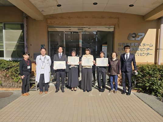 職員集合の玄関前  