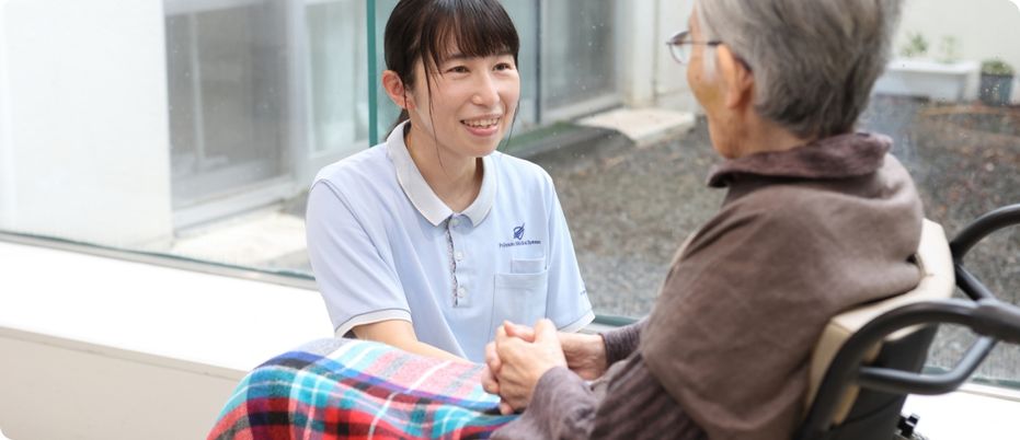 笑顔で話すスタッフ