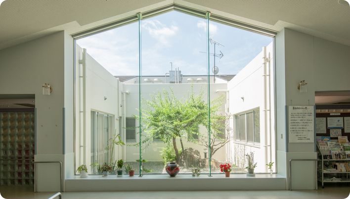 陽光が差し込む中庭