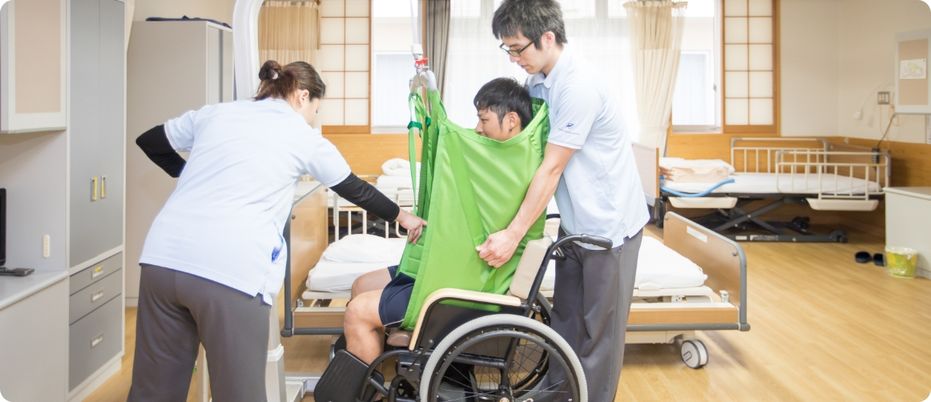 スタッフの介助場面