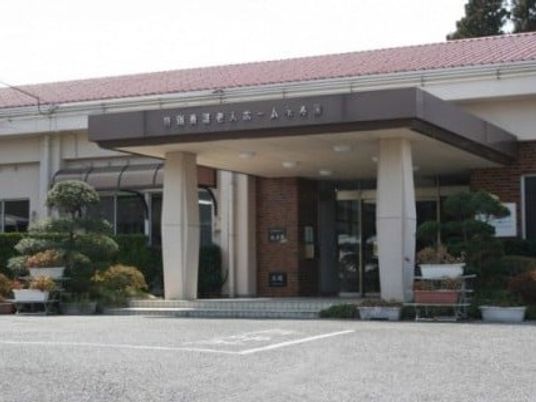 施設の正面玄関外観  