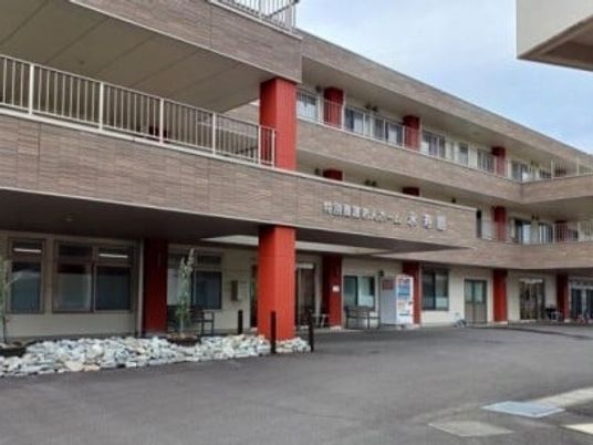 明るい外観の施設入口  