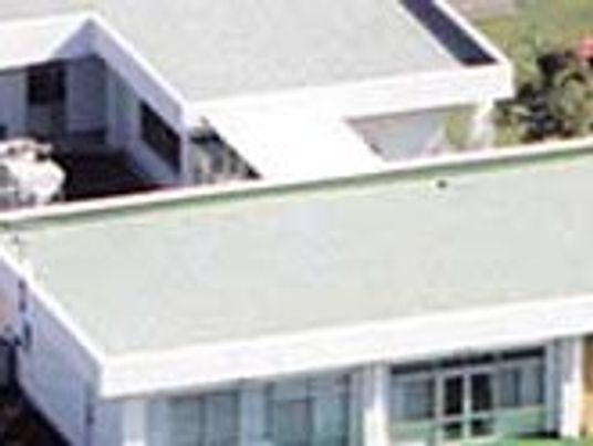 広い建物の外観