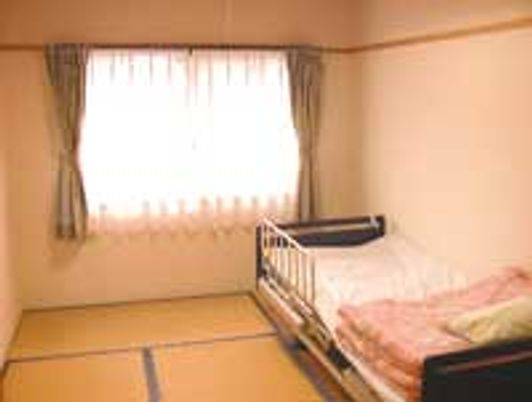 窓際の光が差し込む居室