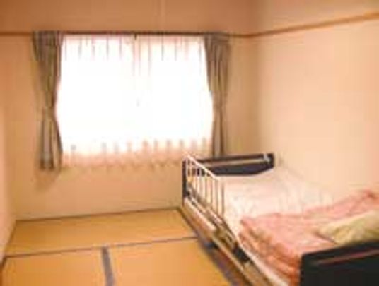 窓際の光が差し込む居室