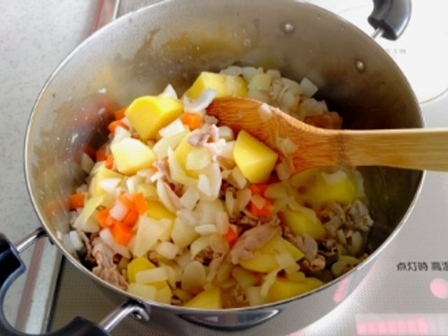 調理中の料理 料理 スタッフが新鮮な具材を使って調理中です。栄養たっぷりの食事を一緒に提供できます。