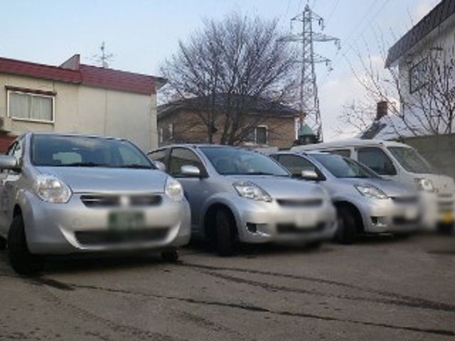 駐車場の様子 外観 職員の車が並ぶ駐車スペースです。通勤時に利用される車両を見ることができます。