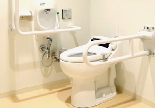 バリアフリー設計のトイレ