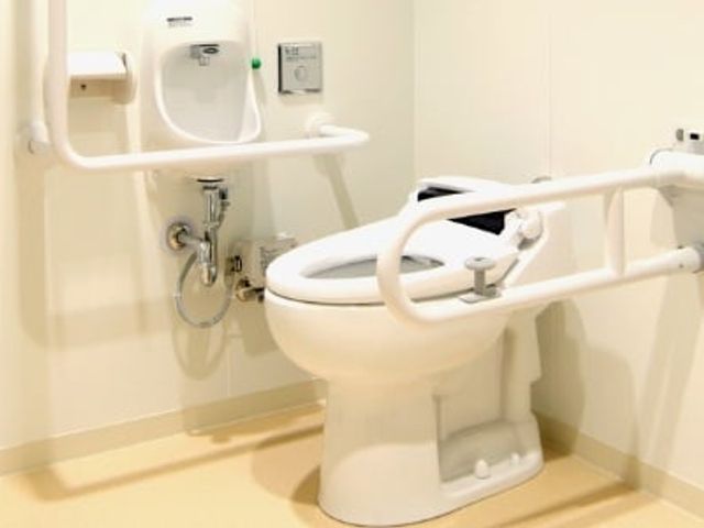 バリアフリー設計のトイレ トイレ 手すり付きで安全に配慮された清潔なトイレです。利用しやすい工夫が施されており、安心してお使いいただけます。