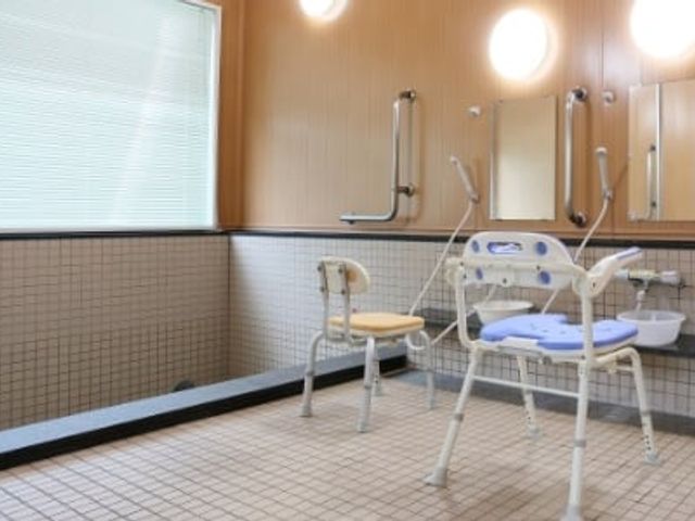 手すり付き浴室 浴室 手すりや椅子が配置された安全性を考慮した浴室です。ご自身のペースで安心してご利用いただけます。