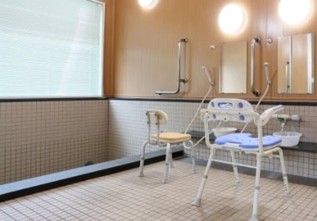 手すり付き浴室 浴室 手すりや椅子が配置された安全性を考慮した浴室です。ご自身のペースで安心してご利用いただけます。