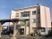 明るい外観の施設  